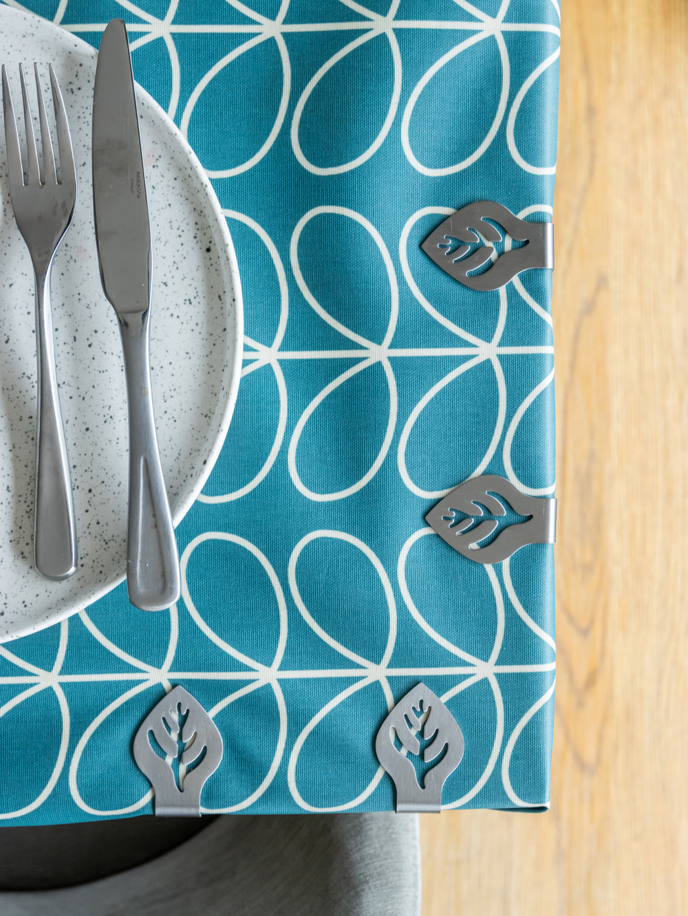 KitchenCraft Set of 4 Leaf Shaped Stainless Steel Table Cloth Clips