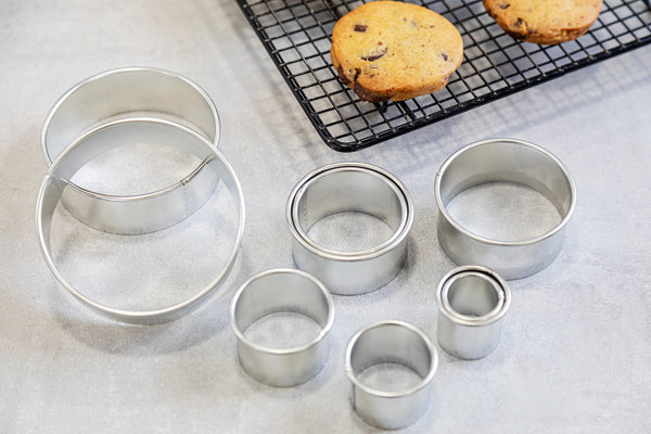 KitchenCraft Eleven Round Plain Pastry Cutters With Metal Storage Tin image 6