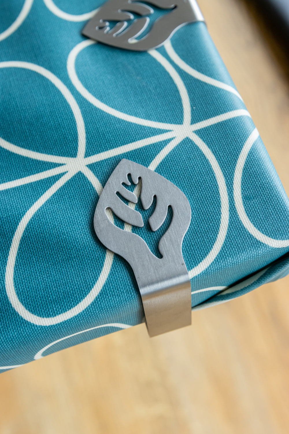 KitchenCraft Set of 4 Leaf Shaped Stainless Steel Table Cloth Clips