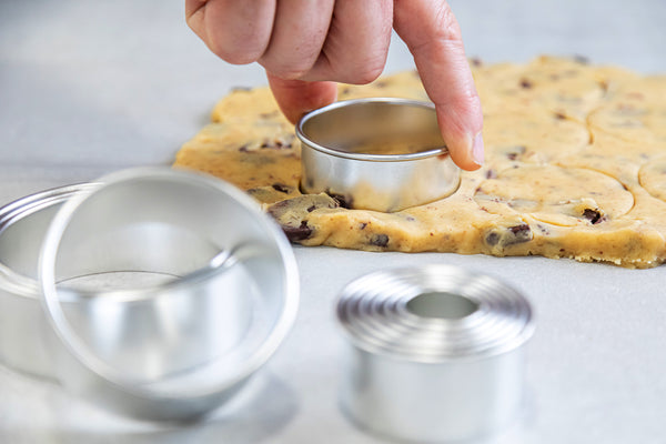 KitchenCraft Eleven Round Plain Pastry Cutters With Metal Storage Tin image 7