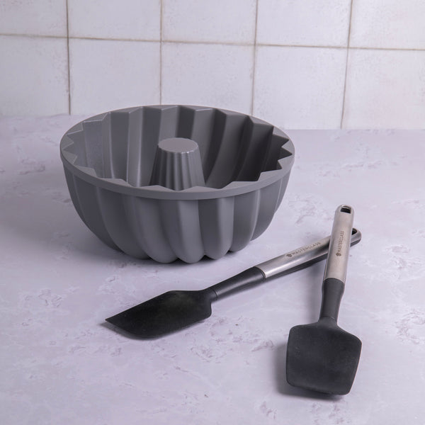 MasterClass 3pc Bakeware Set with Cast Aluminium Swirl Decorative Cake Pan and 2x Soft Grip Spatulas image 2