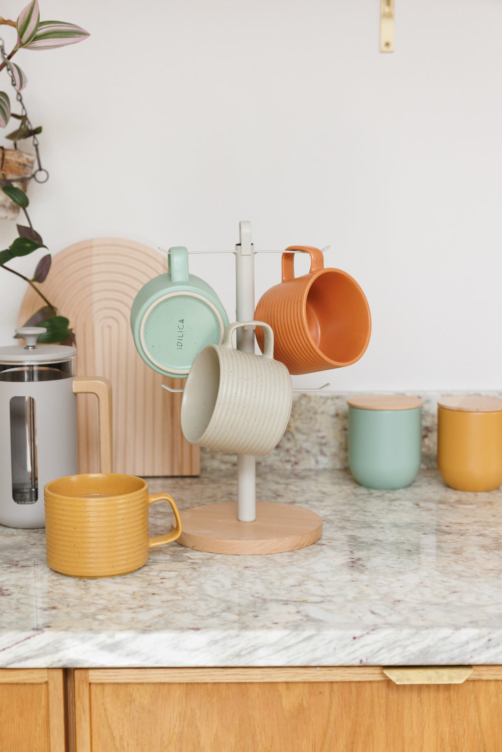 KitchenCraft Idilica Metal Mug Tree with Beechwood Base, 33cm