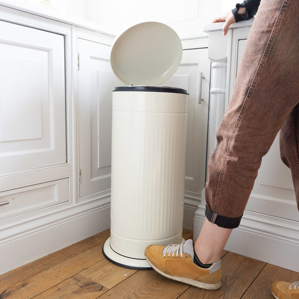 Living Nostalgia Antique Cream 30 Litre Pedal Bin image 6