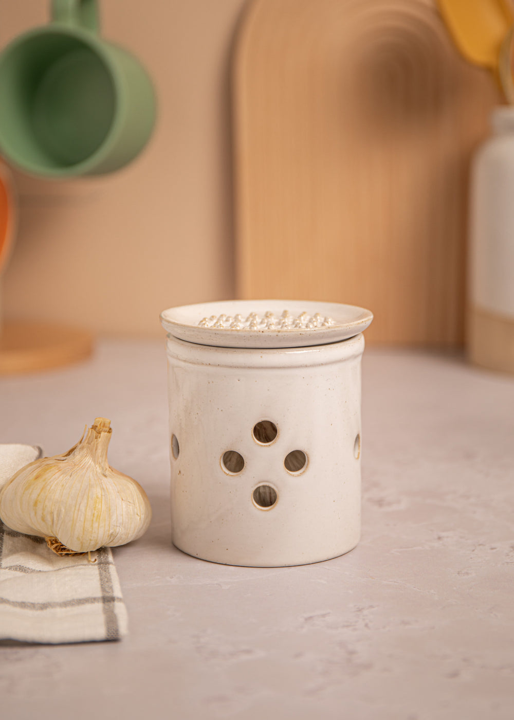 KitchenCraft Idilica Stoneware Garlic Storage with Grater Lid, Cream