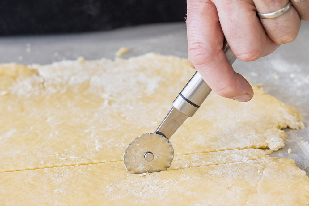 KitchenCraft Oval Handled Professional Stainless Steel Pastry Wheel ...