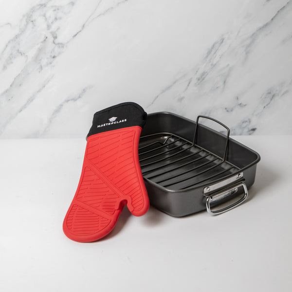 2pc Roasting Set with Non-Stick Large Roasting Tin & Rack and Stain-Resistant Single Silicone Oven Gloves image 2