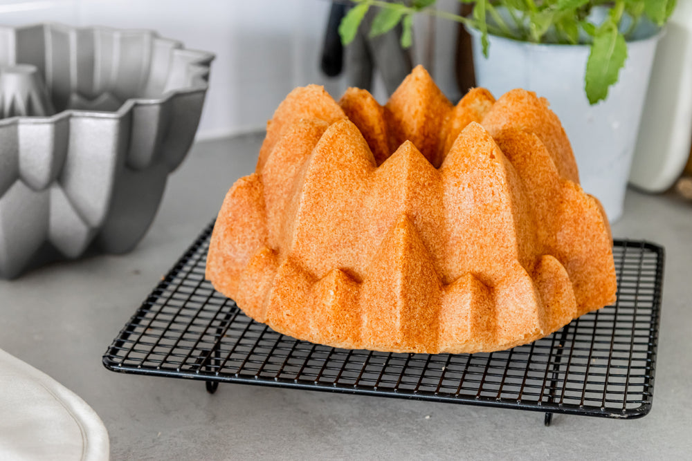 MasterClass Cast Aluminium Decorative Peak Cake Tin, 24cm