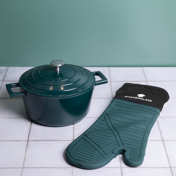 MasterClass 2pc Ovenware Set with Cast Aluminium Shallow Casserole Dish, 4L and Single Silicone Oven Glove image 2