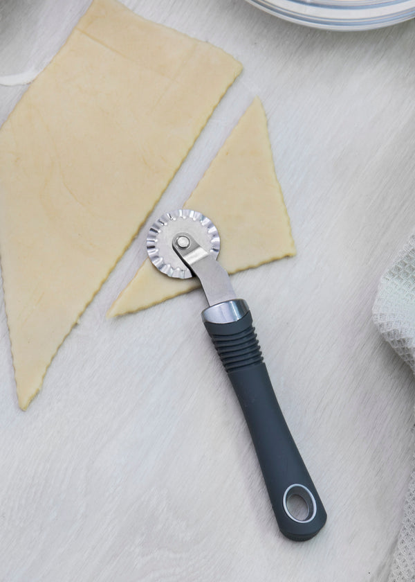 KitchenCraft Professional Rolling Pastry Wheel Cutter / Dough Slicer with Soft-Grip Handle image 3