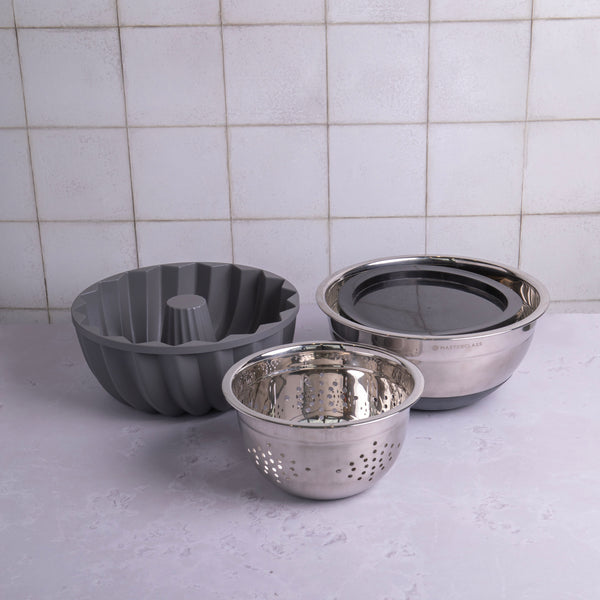 MasterClass 4pc Baking Set with Cast Aluminium Swirl Decorative Cake Pan and 3pc Stainless Steel Bowl Set image 2
