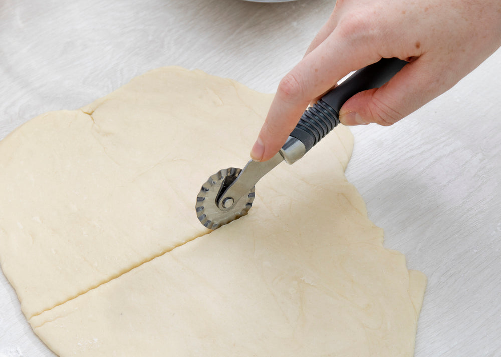 KitchenCraft Professional Rolling Pastry Wheel Cutter / Dough Slicer with Soft-Grip Handle