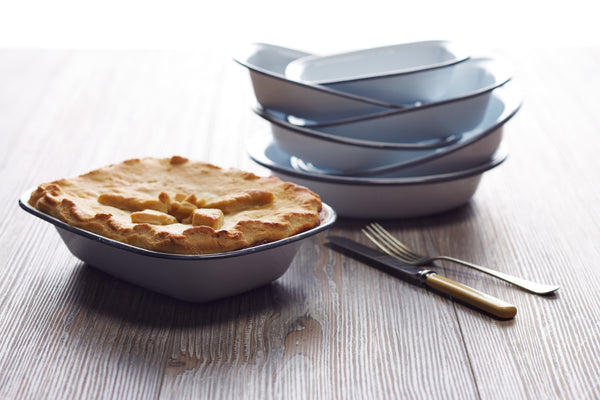 Living Nostalgia Enamel Oblong Pie Dish, 22cm image 2
